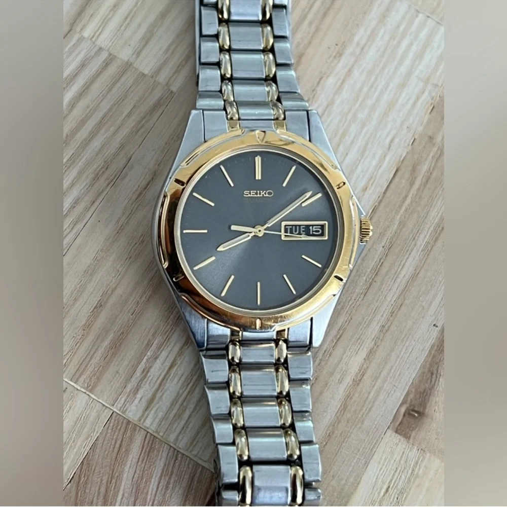 Seiko Men's Watch Gray Dial Two-Tone Stainless Bracelet Day Date Windows